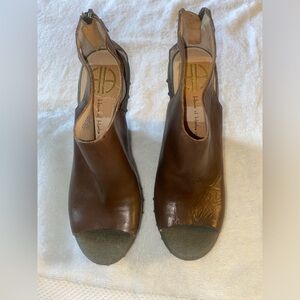 House Of Harlow Metal Design Brown Leather Platform leather sole Sandals Sz 7.5